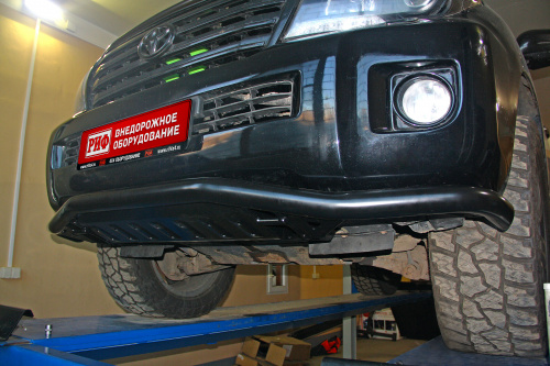 Бампер РИФ силовой передний Toyota Land Cruiser 200 2007-2015 c защитой радиатора