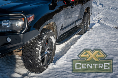 Пороги РИФ силовые Toyota Land Cruiser 200  (черные накладки и болты, на а/м без гидроподвески))