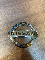 Эмблема Nissan с деффектом
