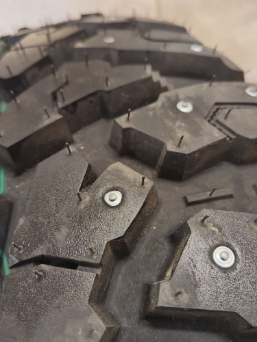 Шина зимняя шипованная ROADCRUZA LT285/70R17 121/118S RA1100 A/T